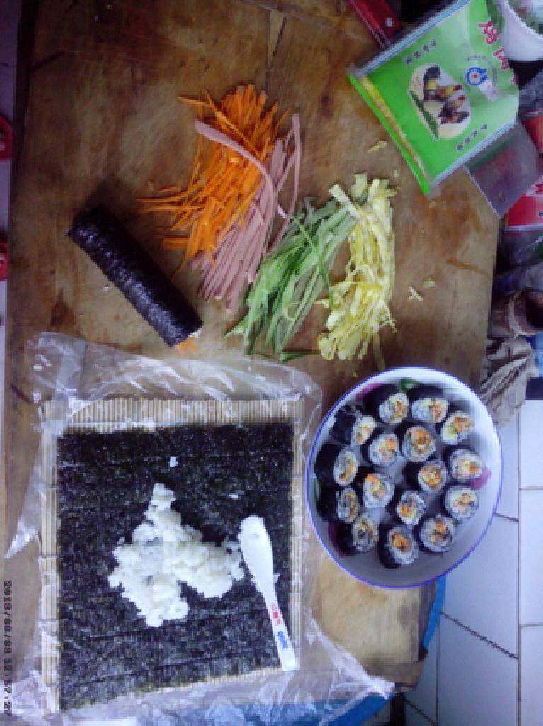 紫菜包饭,大米和糯米各一半蒸熟，放入少量盐，<a style='color:red;display:inline-block;' href='/shicai/ 715'>白醋</a>和糖