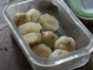 梅冰青苹果泥,话梅肉加入水烧开后,再小火煮10分钟左右,自然冷却,放冰格中冷冻