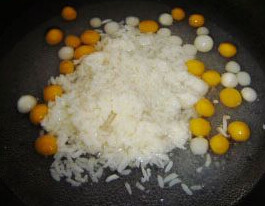 酒酿圆子,略煮至熟后,倒入适量的甜酒酿,撒<a style='color:red;display:inline-block;' href='/shicai/ 450'>桂花</a>煮开即可