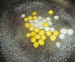 酒酿圆子,锅内入少许水,煮开后,倒入糯米圆子及南瓜圆子