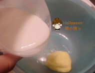 黄油烫面戚风,黄油加牛奶微波炉1分钟加热,取出晃匀,再进微波炉1分钟加热混合液体