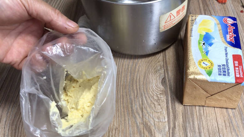 双色黄油曲奇,取一半曲奇糊，装入装好裱花嘴的裱花袋内的一边，备用