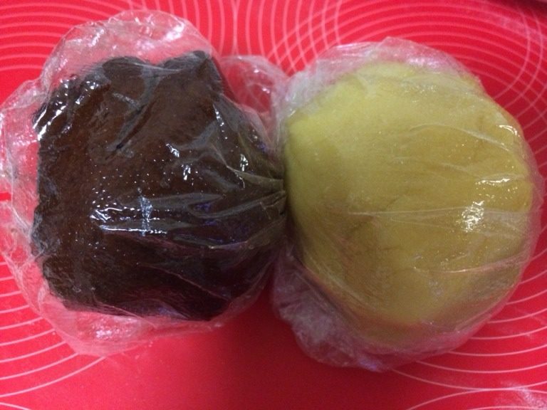 萌萌哒panda曲奇,两个面团用保鲜膜包好,放进冰箱冷藏30分钟