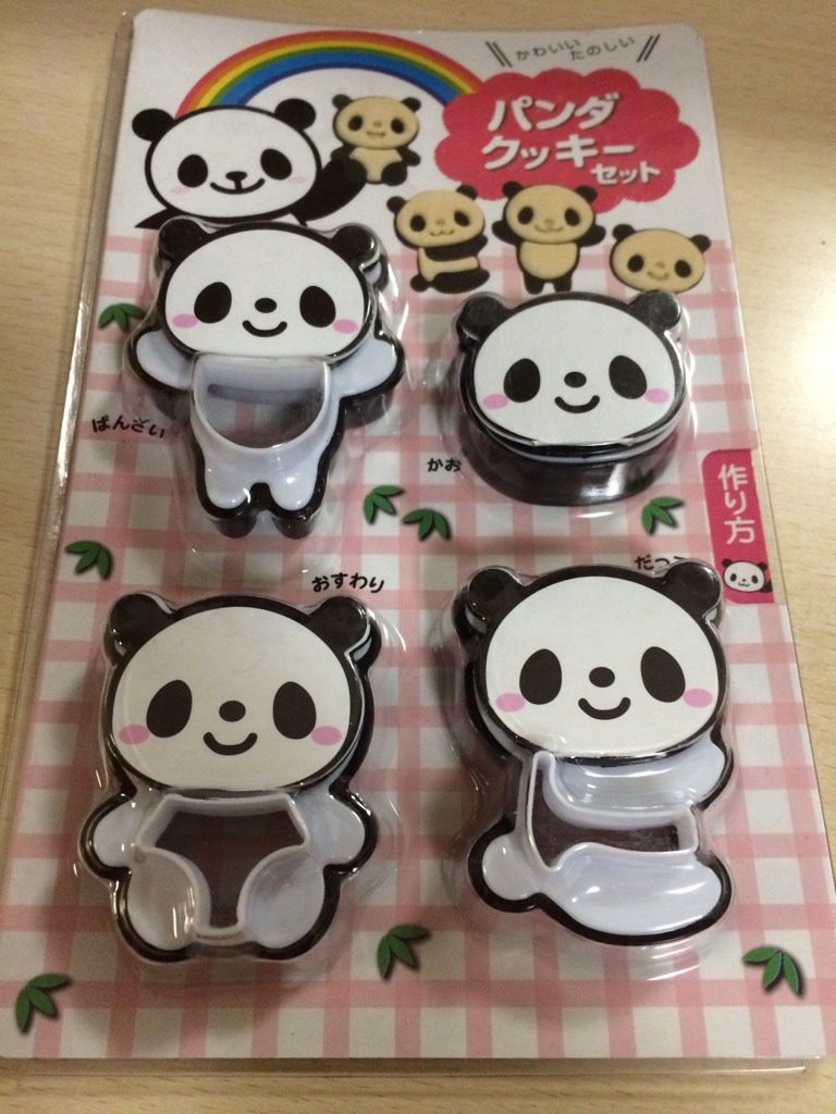 萌萌哒panda曲奇,取出面团用擀面杖擀薄,用小熊模具刻出形状。这一步满手套的油,摘来摘去比较麻烦,不便拍照敬请谅解哦