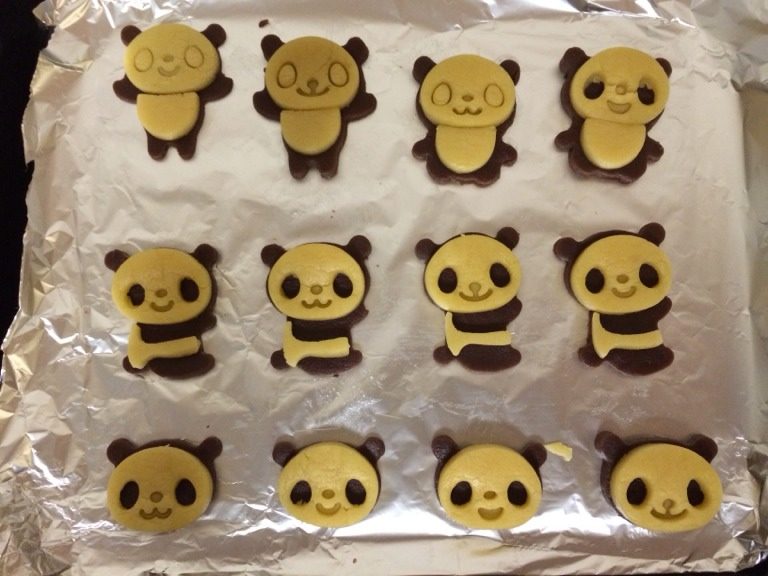 萌萌哒panda曲奇,烤盘里铺锡纸,有间距的放好小熊。我做了几个没抠眼睛的。觉得跟睡着了似的,嘿嘿