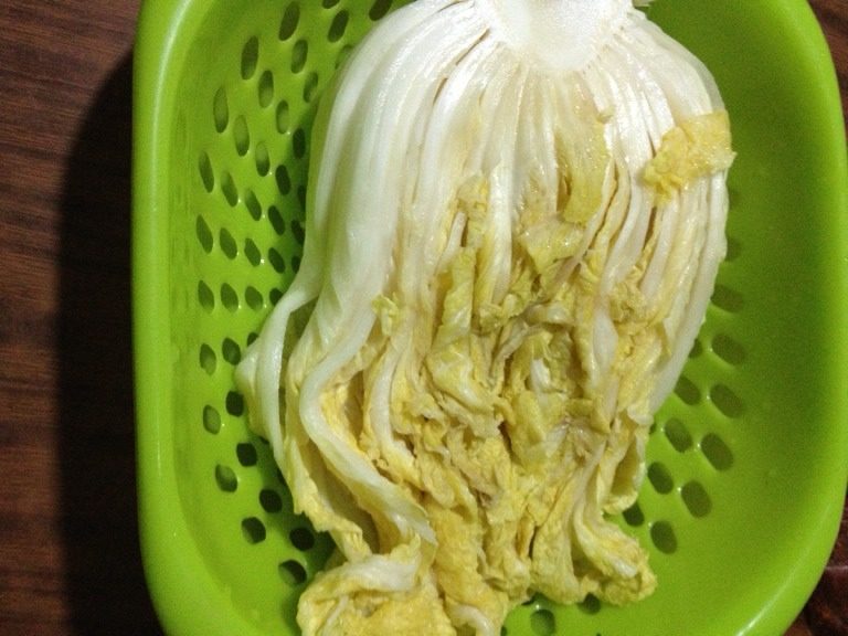 辣白菜,如图用纯净水把白菜上的盐洗干净,控干水分