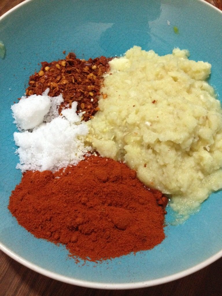辣白菜,如图把绞好的姜蒜,辣椒面,味精,糖放一起
