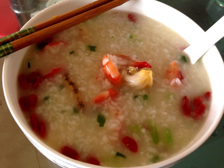 滋味海鲜粥,待粥底煮好,放入鲍鱼和姜丝煮2分鐘,再放入九节虾煮一分鐘。洒入香蔥、芹菜和枸杞再煮半分鐘。