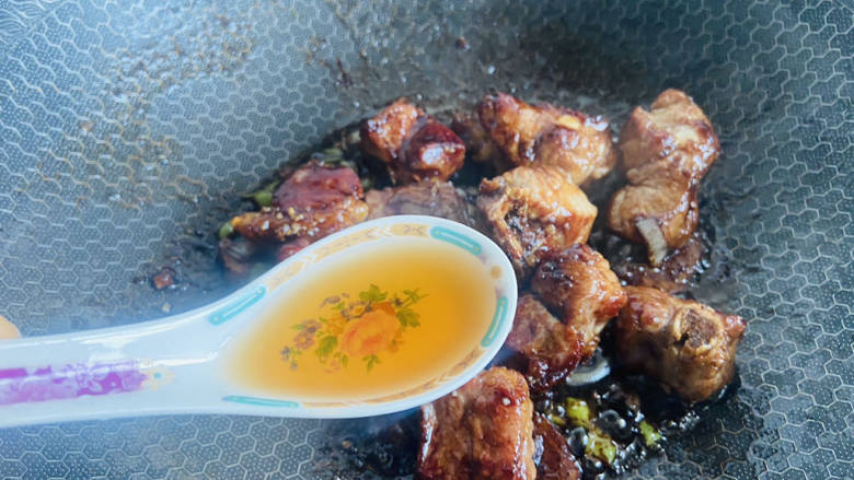 板栗排骨煲,加入两勺料酒,一勺<a style='color:red;display:inline-block;' href='/shicai/ 788'>生抽</a>翻炒均匀