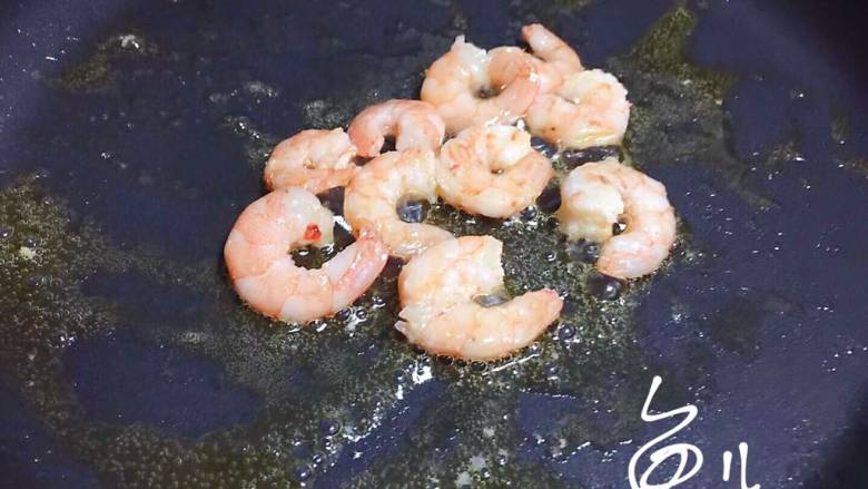 杂炒蔬菜,油锅烧热,放入虾仁炒变色