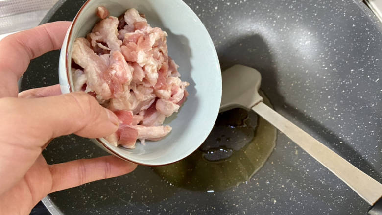黄瓜炒肉片➕黄瓜木耳炒肉片,热锅后加少许食用油,下五花肉片,中火滑炒出油