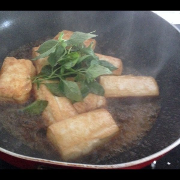 薄荷香豆腐,平底鍋下油,豆腐放進后開中大火煎至兩面金黃,把洗淨的薄荷葉放進去,再淋一點<a style='color:red;display:inline-block;' href='/shicai/ 788'>生抽</a>和一點水在豆腐上,侍水燒得差不多,就行了.