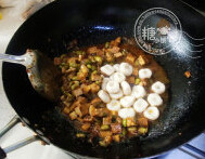 豆酱算盘面,煮熟后捞出,加入一小部分豆酱中翻拌均匀,即可