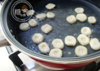 豆酱算盘面,水中加1茶匙盐煮开,沸水下锅,浮起后打2-3次冷水