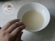 马卡龙,水25ML加到100G白砂糖中,微波炉加热,每30秒取出搅拌一次,总共4次,打出的糖水冒泡后再叮10秒
