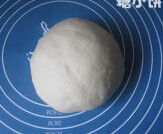 卡仕达超软土司,面团材料除黄油外混合,加入冷藏好的汤种揉成均匀面团