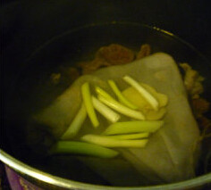 西红柿炖牛腩,冷水下牛肉，煮开去血水，加入葱、姜、大料包，小火炖至牛腩烂~大概4小时