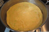 葱油手抓饼,平底锅烧热,加入花生油,放入饼,待饼身变硬能够翻身时,第一次翻面