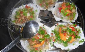 蒜蓉粉丝蒸扇贝,撒上葱末和红椒末,油烧热,浇在上面即成