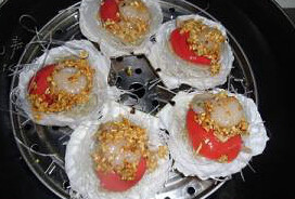 蒜蓉粉丝蒸扇贝,将贝肉放在粉丝上,上面铺上炒香的蒜蓉