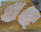 香酥鸡排,鸡脯洗净后用刀片成薄片,用肉锤敲打至体积增大约为原来的1.5-2倍大