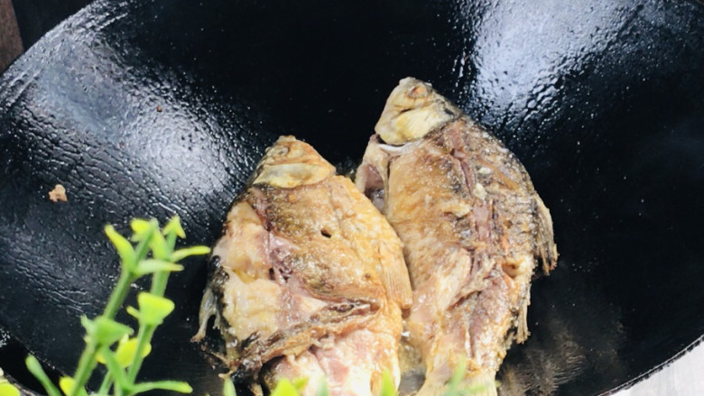 家常炖鲫鱼,煎至出浓浓的香味,翻面,煎至两面金黄