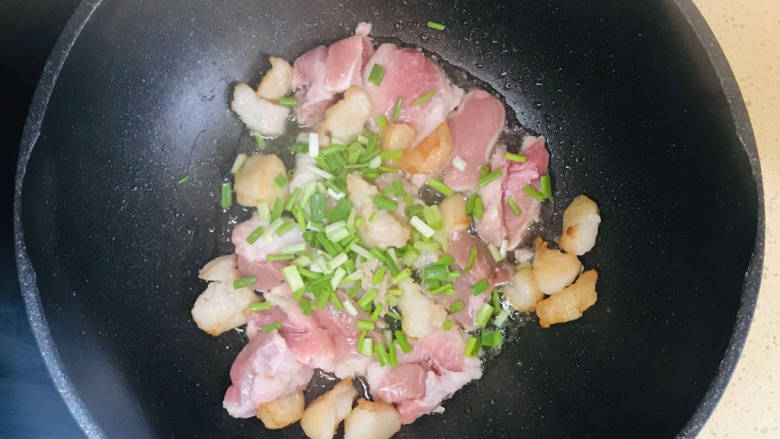 五花肉焖饭,加入瘦肉和葱花,煸炒至瘦肉变色