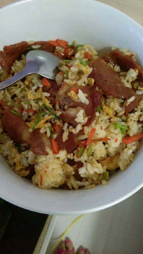 培根胡萝卜蛋炒饭,先把鸡蛋  炒碎 成出 放在一旁