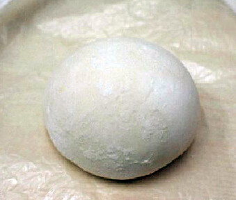 西瓜饼干,黄油加入白糖打发,加鸡蛋,面粉揉成面团
