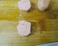 小蘑头,口蘑去根,香肠切小段,再一面切十字刀,不要切透