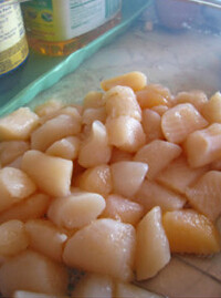培根扇贝串串烧,扇贝洗净控干，<a style='color:red;display:inline-block;' href='/shicai/ 443'>培根</a>从中间切成２段，西葫芦切块，洋葱切块