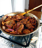 洋葱烧大排,加锅盖，小火炖到肉熟软，大火收汁