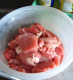 洋葱烧大排,<a style='color:red;display:inline-block;' href='/shicai/ 440'>大排</a>洗净，改刀切大块，<a style='color:red;display:inline-block;' href='/shicai/ 2578'>紫洋葱</a>切片