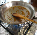 洋葱烧大排,锅内放油，凉油下入<a style='color:red;display:inline-block;' href='/shicai/ 3729'>白糖</a>，至糖融化，颜色棕红