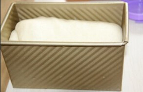 紫薯吐司 ,卷起放在土司盒中进行最后一次发酵大约9成时，烘烤170度上下火40分钟