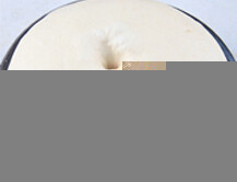 紫薯吐司 ,所有材料除黄油、紫薯外一起放入面包机中搅拌至完成阶段。之后滚圆放入盆中，放入冰箱里发酵至2-2.5倍大小