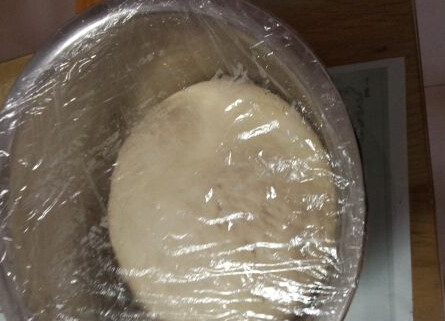 紫薯吐司 ,滚圆排气后，覆盖保鲜膜放松弛30分钟上下