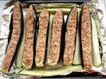 香烤猪肉茄包儿,烤盘铺上锡纸,将肉馅填在茄子沟里, 放到烤盘上,把切下的那部分也摆放在烤盘里