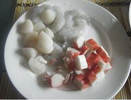 鲍汁海鲜炒饭,虾仁和带子洗净,虾仁挑去虾肠,用盐和胡椒粉腌5分钟