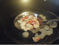 鲍汁海鲜炒饭,锅里放清水煮滚后,放入虾仁和带子大火煮成半熟,蟹棒稍微烫一下,捞出沥干水份