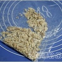 花生牛扎糖,如图熟花生仁用擀面杖擀碎