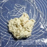 花生牛扎糖,如图拌好的棉花糖糊糊放保鲜膜或保鲜袋中