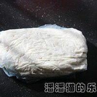 花生牛扎糖,如图趁热整成长方形，再放入冰箱冷冻1、2个小时