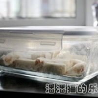 花生牛扎糖,如图将牛轧糖放入保鲜盒，撒上奶粉来回摇晃