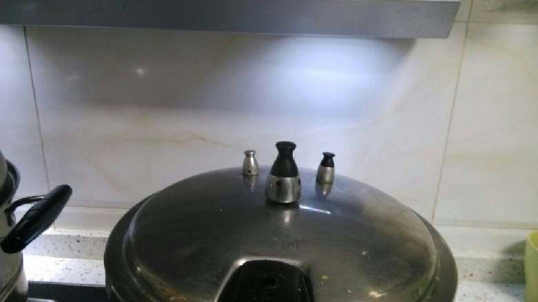 自制卤味_卤猪蹄儿,猪蹄加水,放高压锅里上汽后中小火焖十至十五分钟后关火。锅冷却放气后捞出猪蹄备用。
ps.提前将猪蹄煮熟煮软可节省卤制时间。
