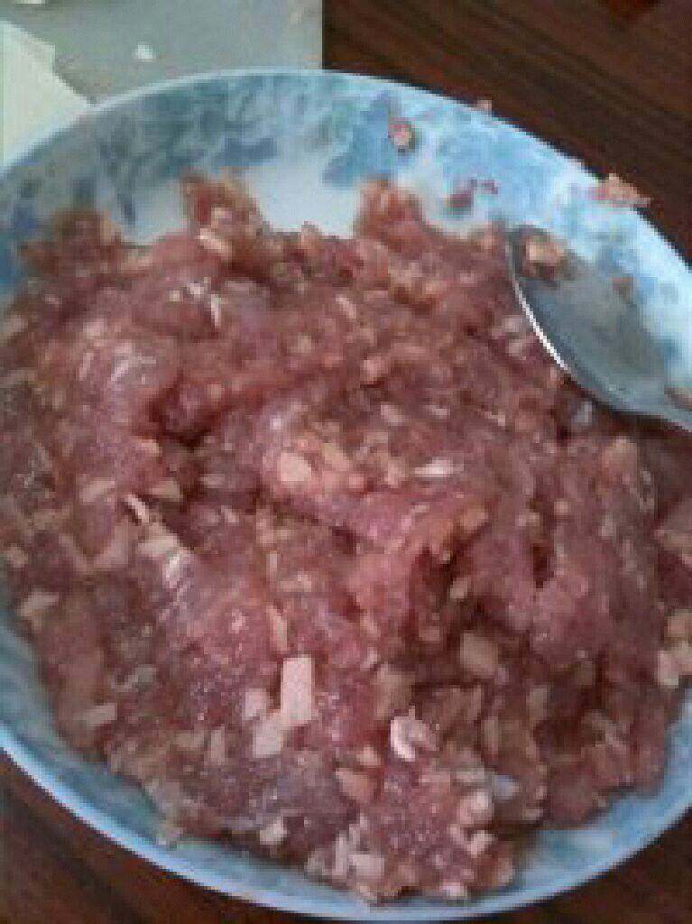 紫菜云吞,在市场买五花肉，用搅拌机打烂。放点盐搅拌均匀。