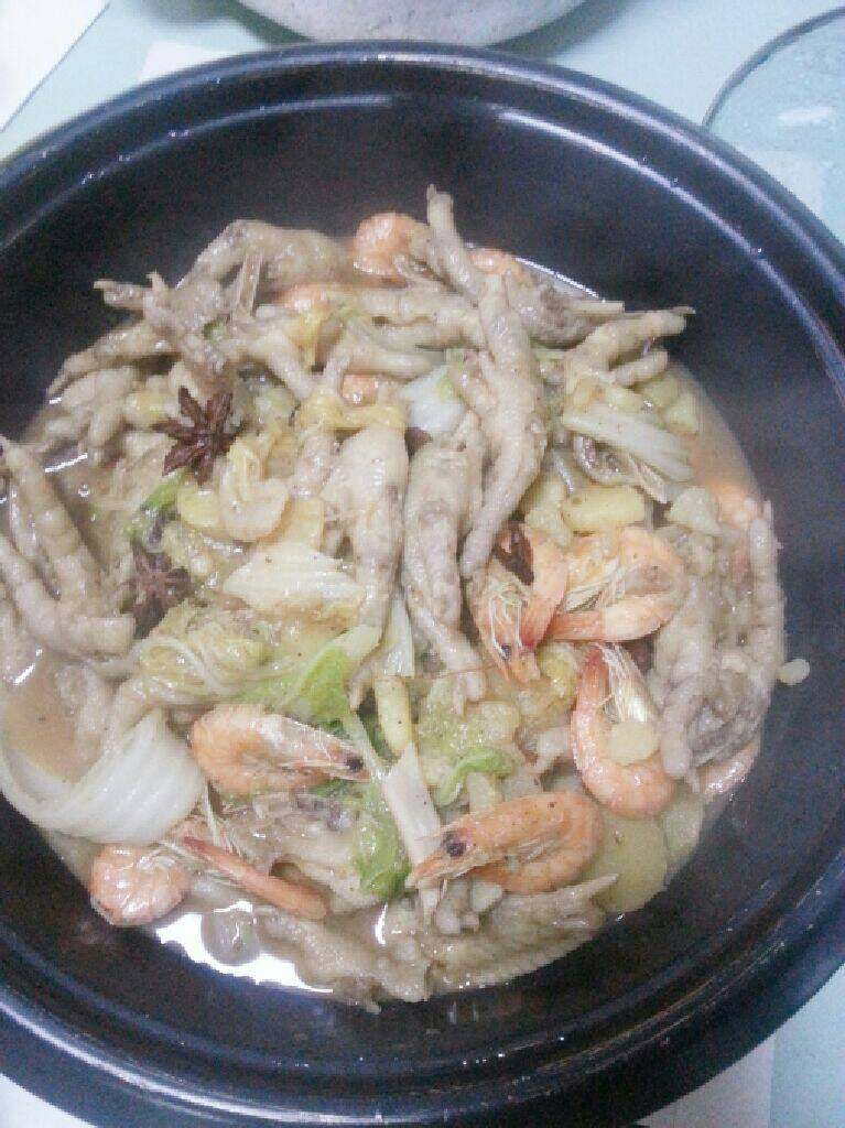 明虾凤爪煲,(我没放酱油,颜色看起来有点淡。但是味道很入味了)最后起锅