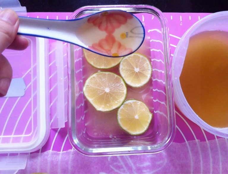 入秋必备之「蜜糖.青柠」,再铺上一层青柠片,铺好后再铺上一层蜂蜜覆盖它;
