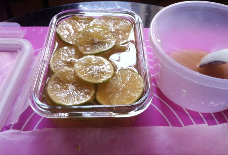 入秋必备之「蜜糖.青柠」,依照一层蜂蜜一层青柠的方式,铺满整个密封盒。确保每片青柠都能被蜂蜜覆盖住。