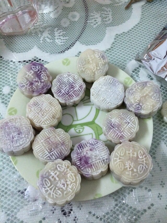 自制紫薯冰皮月饼,把粉团压扁,放入紫薯团,和汤圆一样包好,然后用月饼模定型就完成啦